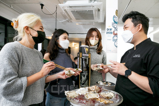 지난 12일 서울 이태원 '플레이버다이닝'에서 진행된 통영 굴 축제 '오마이오이스터 2021'의 오프닝 행사에 참여한 시민들이 프리미엄 흑맥주 기네스와 다양한 통영 굴 요리의 푸드 페어링을 즐기고 있다. <사진제공=디아지오코리아>